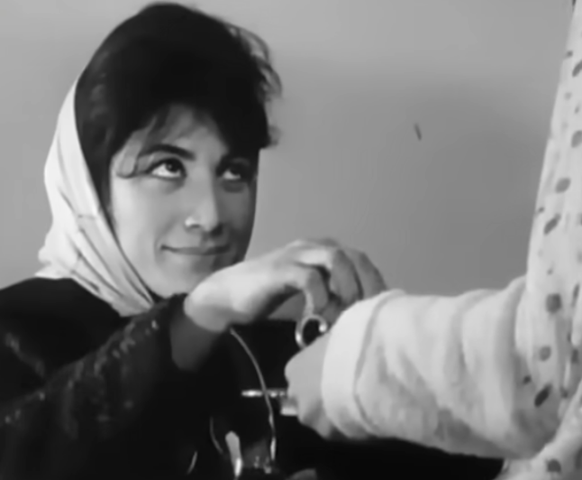 فروغ فرخزاد در صحنه ای از فیلم کوتاه خواستگاری